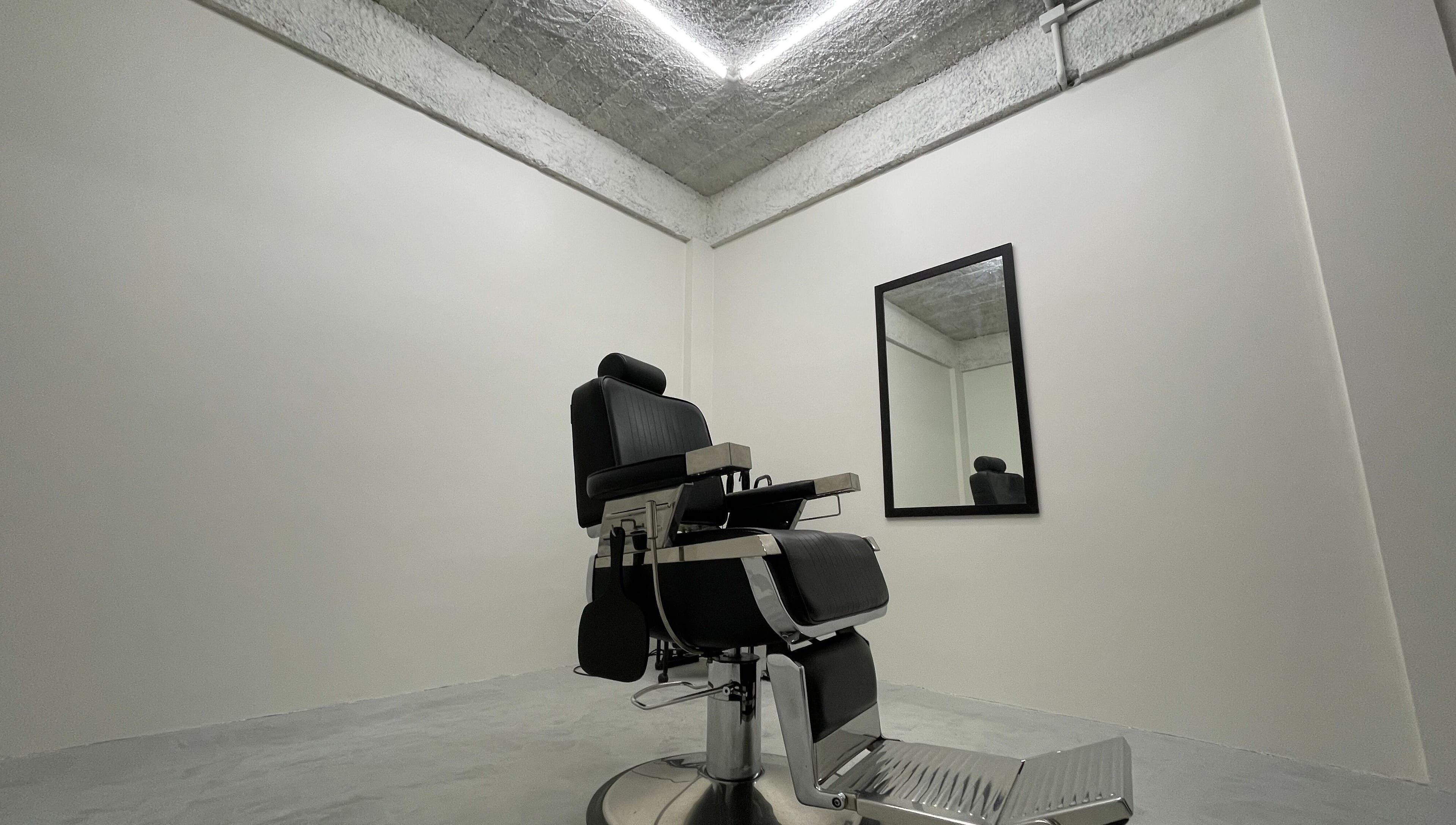 Sala minimalista com cadeira de barbeiro em Eduardo Erbs, Jaraguá do Sul, Santa Catarina, BR.