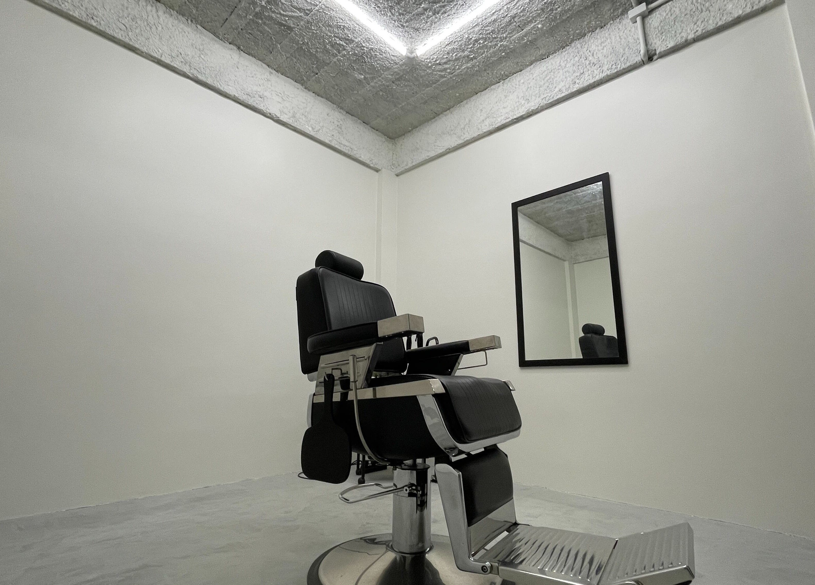 Sala minimalista com cadeira de barbeiro em Eduardo Erbs, Jaraguá do Sul, Santa Catarina, BR.