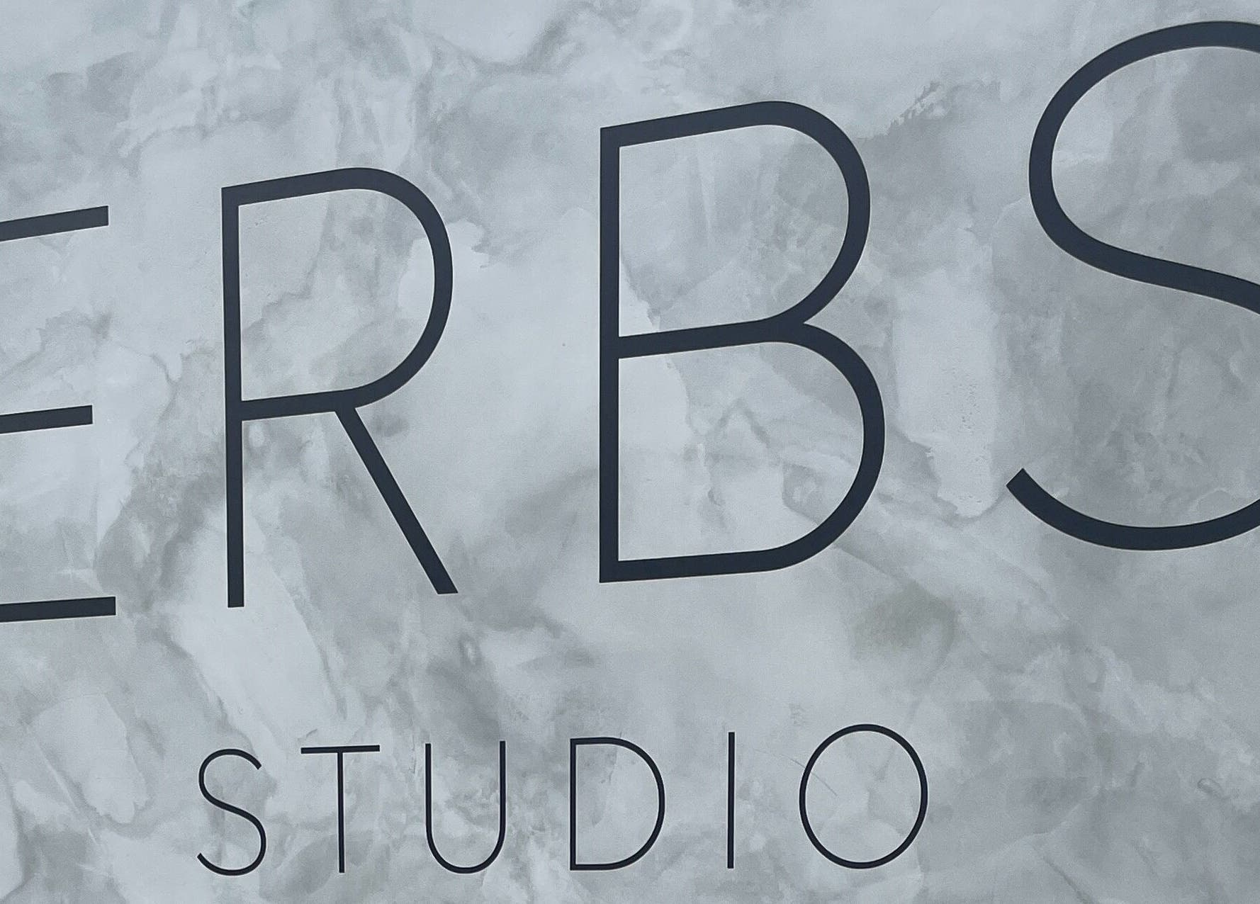 Logotipo do Eduardo Erbs Studio em Jaraguá do Sul, Santa Catarina, BR, sobre fundo marmorizado.