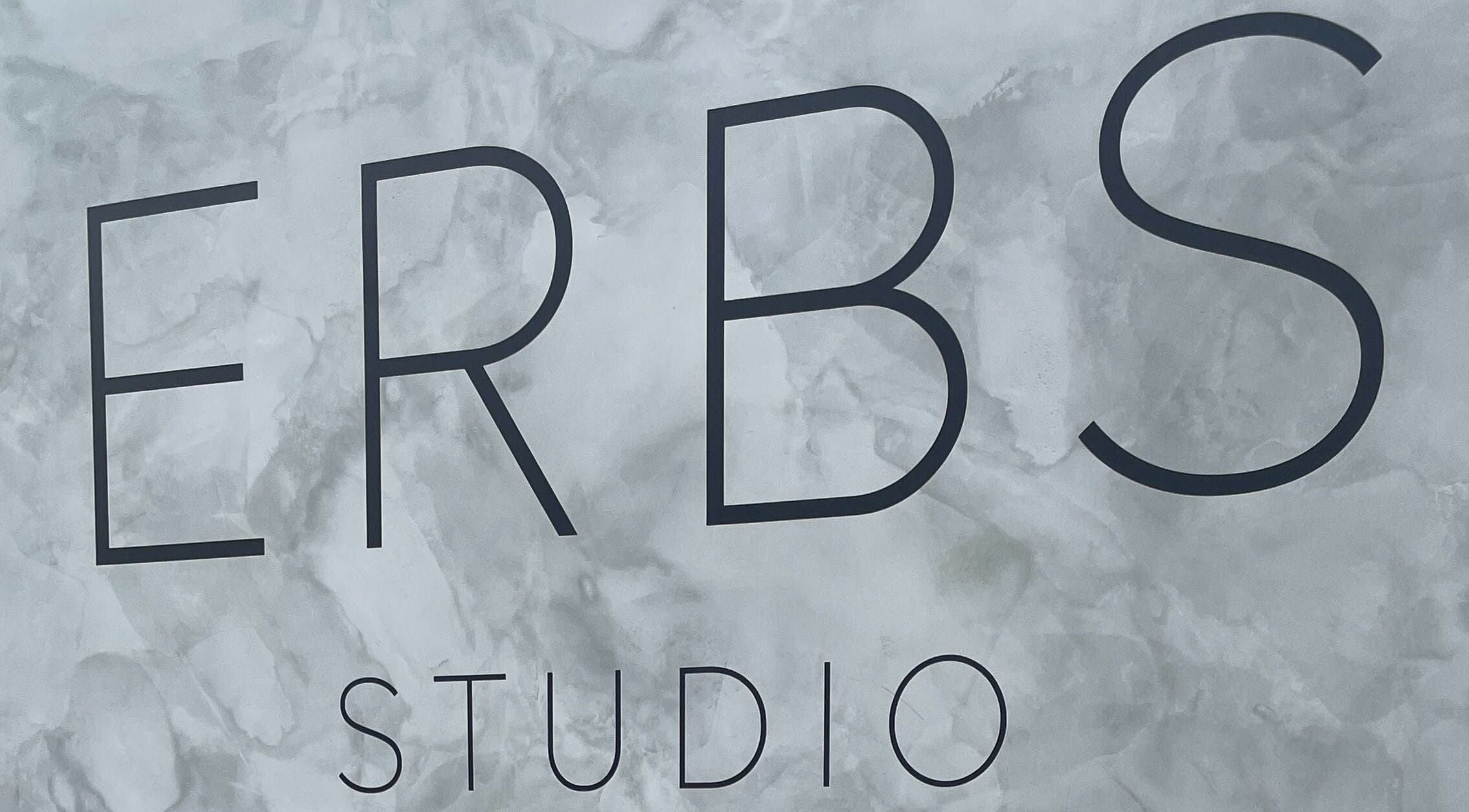 Logotipo do Eduardo Erbs Studio em Jaraguá do Sul, Santa Catarina, BR, sobre fundo marmorizado.