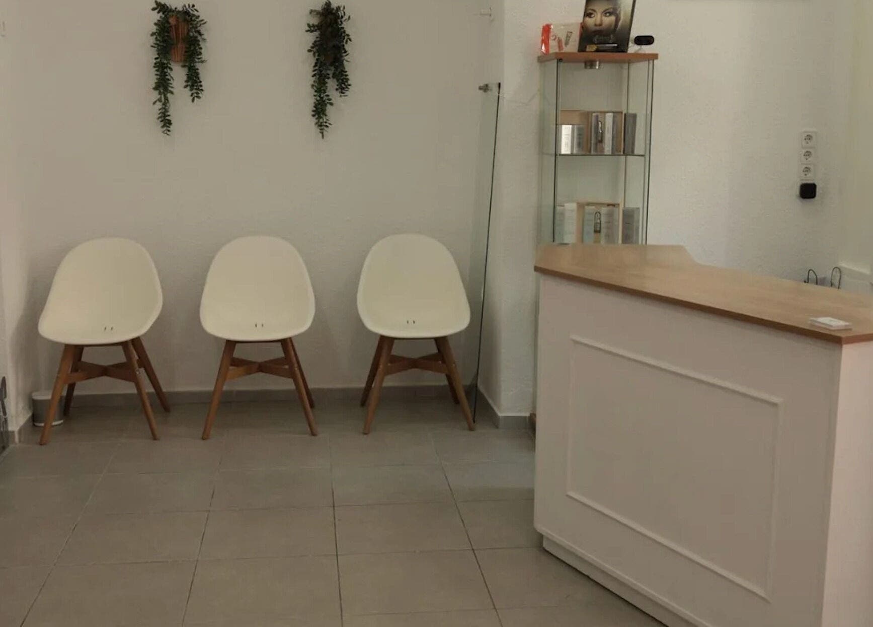 Área acogedora de espera en Iria Perruquers, Cubelles, Catalunya, ES, con sillas modernas y decoración minimalista.