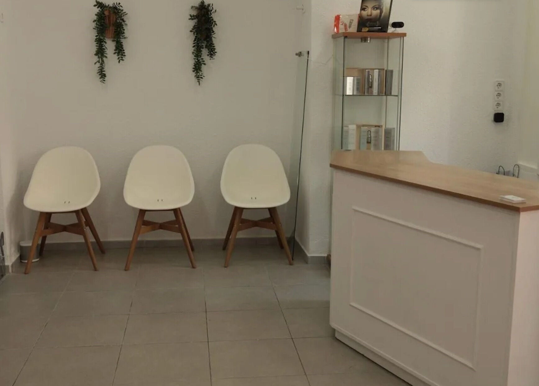 Área acogedora de espera en Iria Perruquers, Cubelles, Catalunya, ES, con sillas modernas y decoración minimalista.