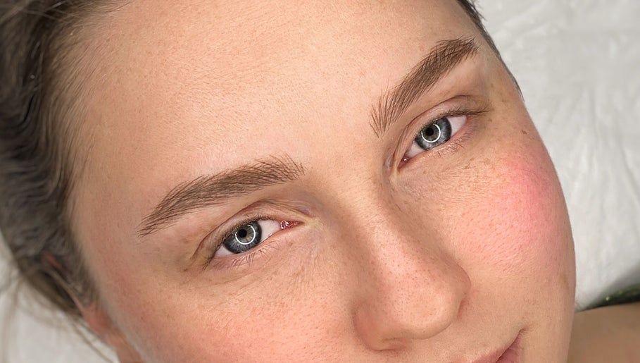 Close-up of expertly shaped eyebrows by Siiri Tabri Püsimeik ja ripsmed, Viimsi, Harju Maakond, EE.