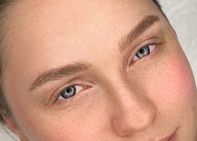 Close-up of expertly shaped eyebrows by Siiri Tabri Püsimeik ja ripsmed, Viimsi, Harju Maakond, EE.