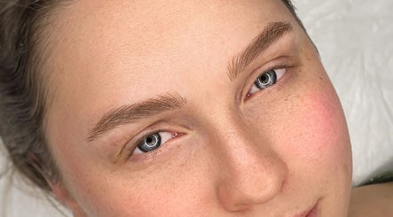 Close-up of expertly shaped eyebrows by Siiri Tabri Püsimeik ja ripsmed, Viimsi, Harju Maakond, EE.