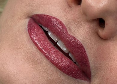 Close-up of expertly done lips at Siiri Tabri Püsimeik ja ripsmed, Viimsi, Harju Maakond, EE.