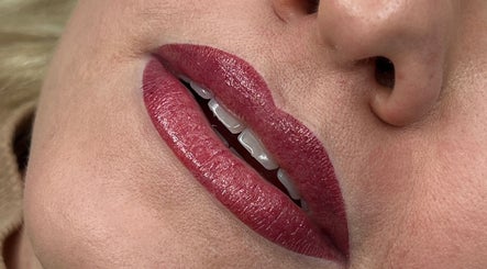 Close-up of expertly done lips at Siiri Tabri Püsimeik ja ripsmed, Viimsi, Harju Maakond, EE.