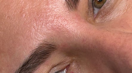 Primer plano de cejas y piel bien cuidadas en Mayra Casillas Beauty Concept, Majadahonda, Comunidad De Madrid, ES.