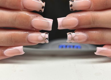 Stijlvolle roze nail art bij Beauty by Benthe in Wijk En Aalburg, Noord-brabant, NL.
