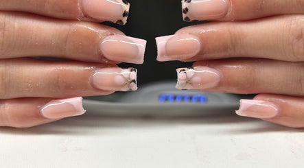Stijlvolle roze nail art bij Beauty by Benthe in Wijk En Aalburg, Noord-brabant, NL.