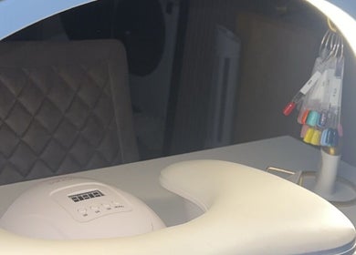 Nagelbehandeling bij Beauty by Benthe in Wijk En Aalburg, Noord-brabant, NL met kleurenkaart en lamp.