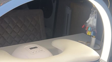 Nagelbehandeling bij Beauty by Benthe in Wijk En Aalburg, Noord-brabant, NL met kleurenkaart en lamp.