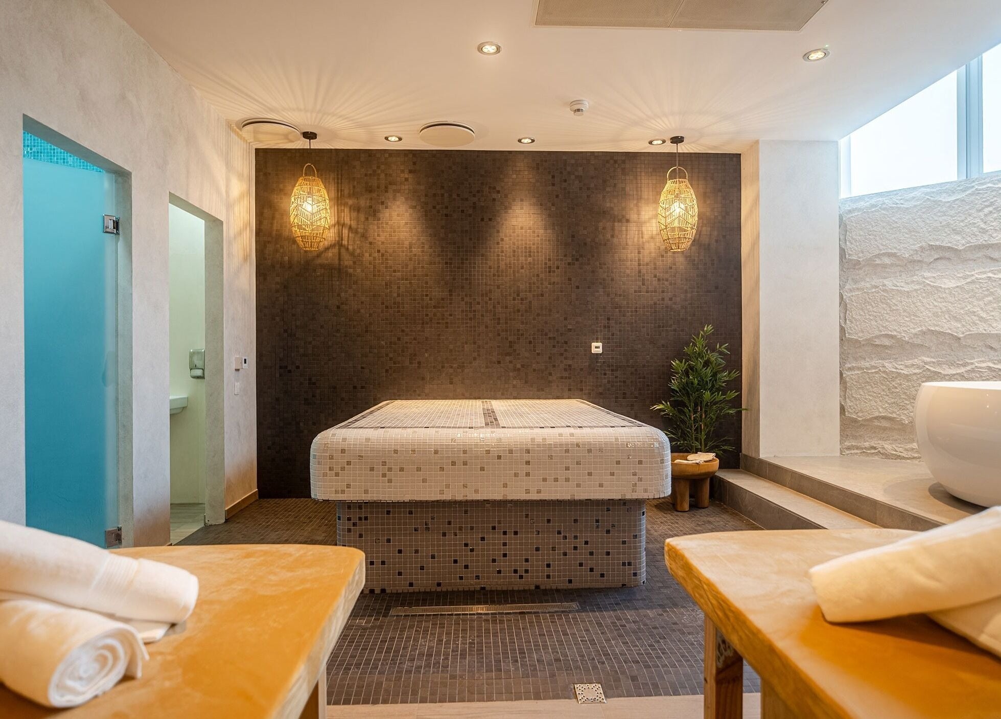 Camera spațioasă de relaxare la Dharmaland, Timișoara, Județul Timiș, RO, ideală pentru tratamente de wellness.