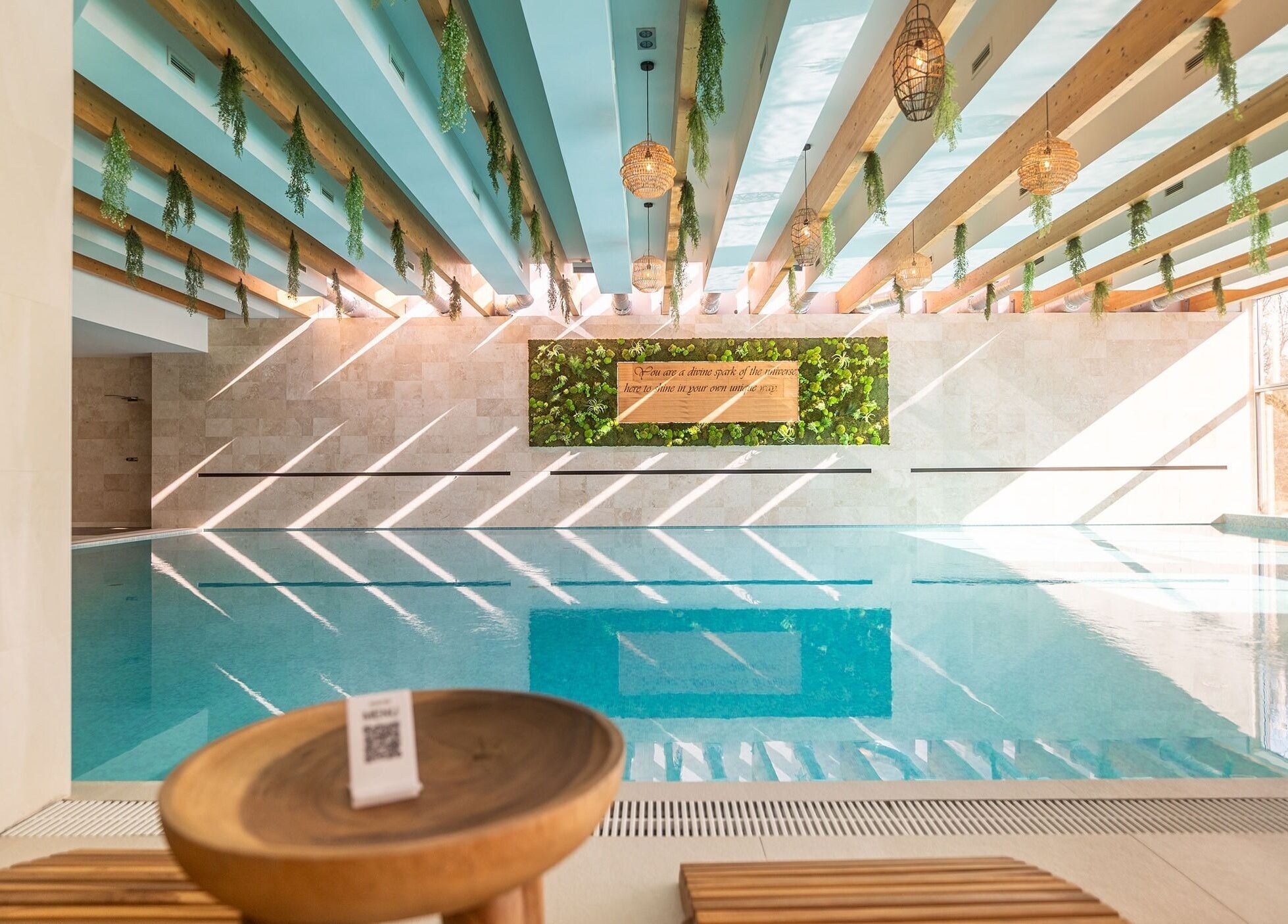 Interiorul piscinei Dharmaland din Timișoara, Județul Timiș, RO, cu decor natural sub razele soarelui.