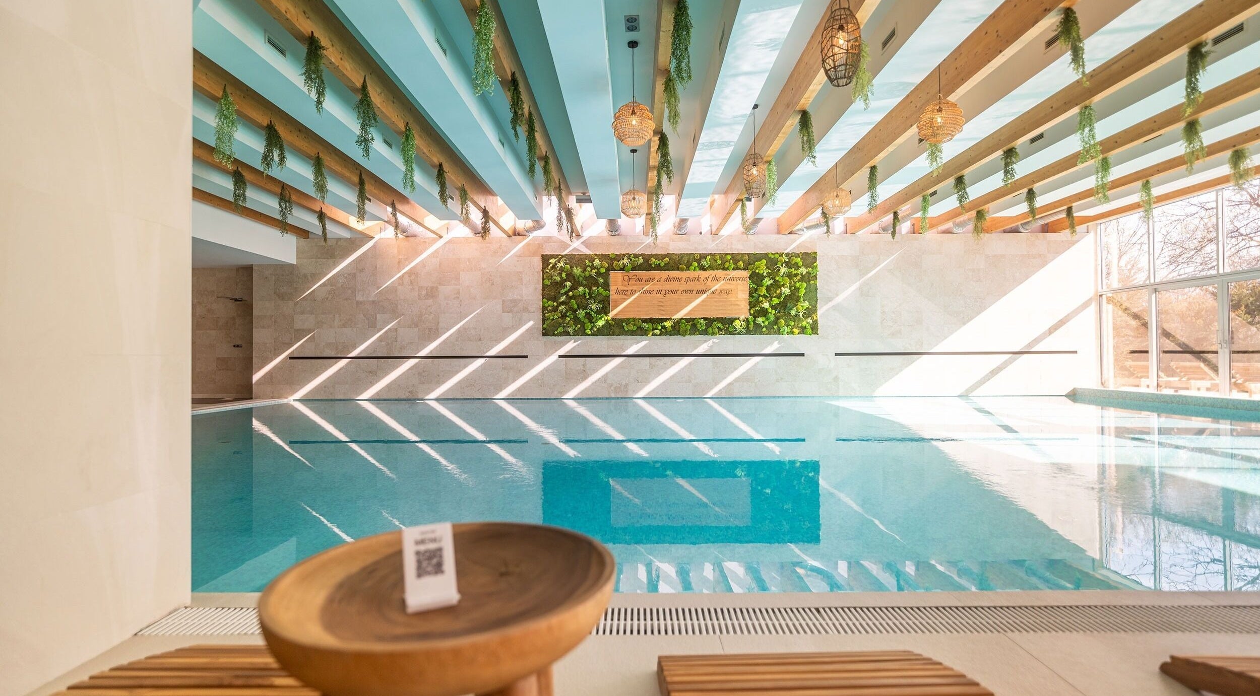 Interiorul piscinei Dharmaland din Timișoara, Județul Timiș, RO, cu decor natural sub razele soarelui.