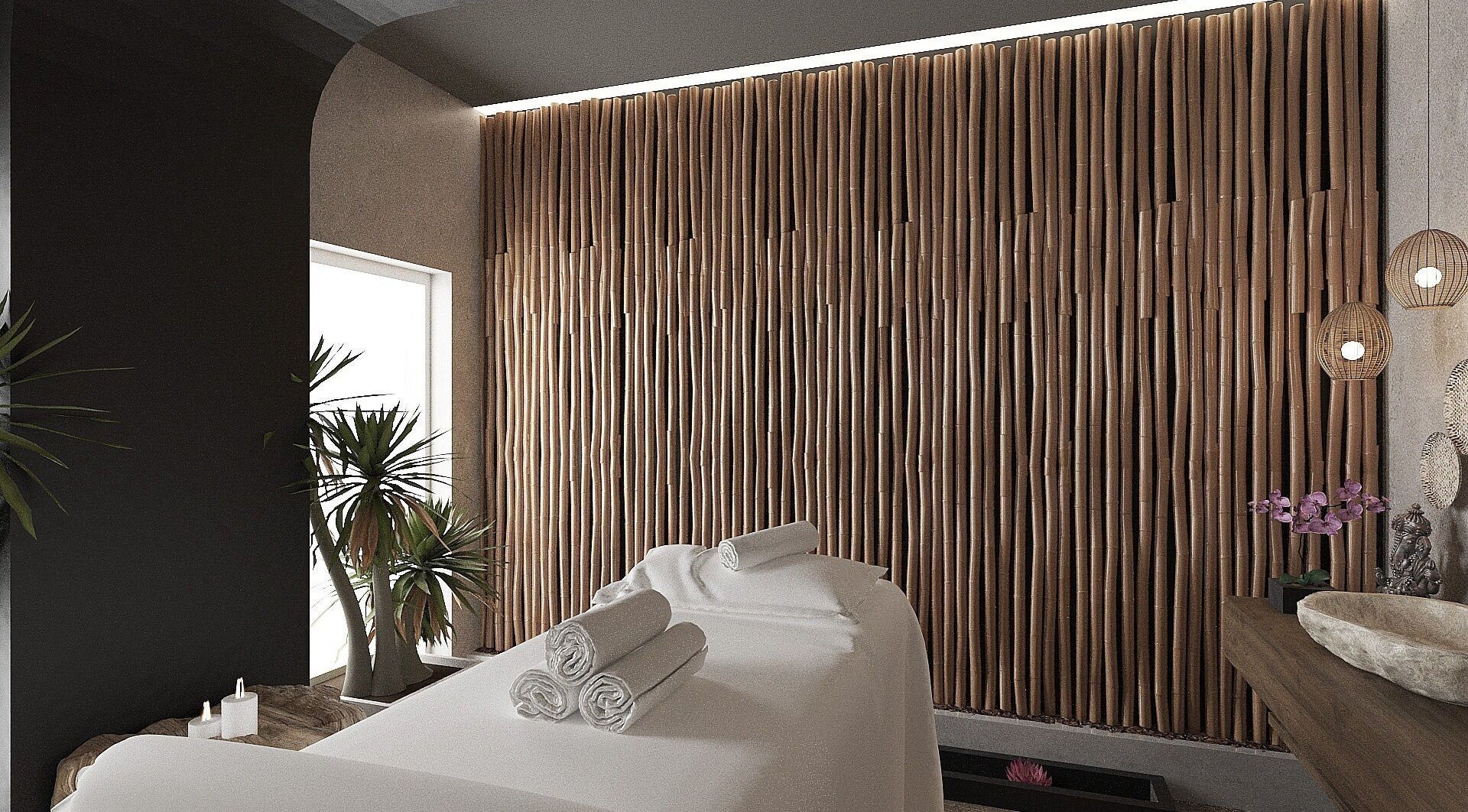 Camera de masaj elegantă la Dharmaland, Timișoara, Județul Timiș, RO, decorată cu bambus natural și lumânări.