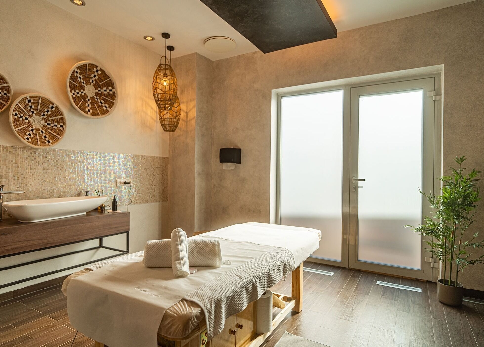 Camera de masaj Dharmaland în Timișoara, Județul Timiș, RO, cu decor elegant și atmosferă liniștitoare.