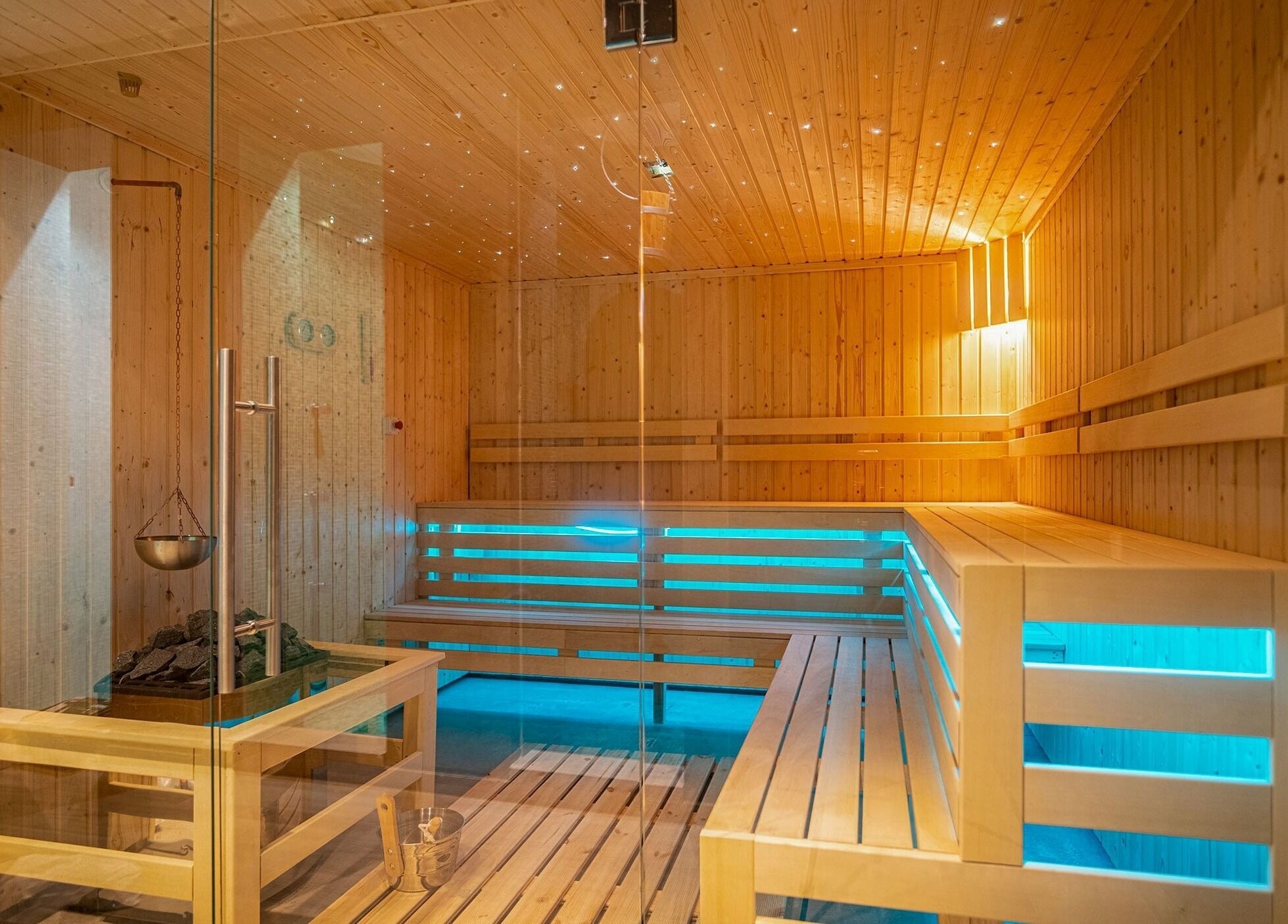 O saună modernă din lemn la Dharmaland, Timișoara, Județul Timiș, RO, oferă un refugiu de relaxare.