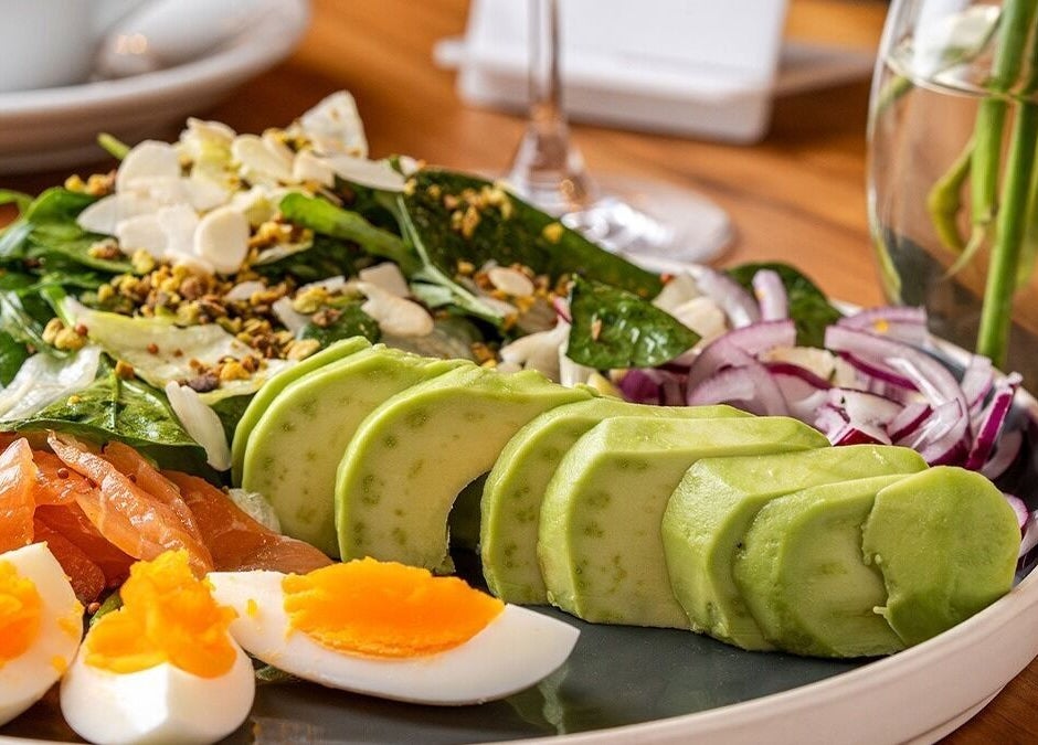 Preparat sănătos la Dharmaland, Timișoara, Județul Timiș, RO, cu avocado, somon, ou și salată verde.