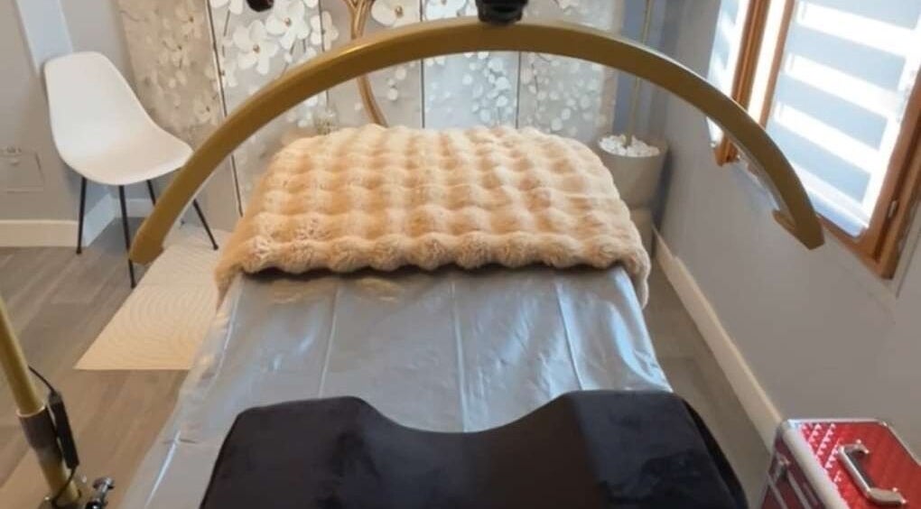 Salle de soins accueillante à Saïbeauty, Troyes, Grand Est, FR avec lit de massage confortable.