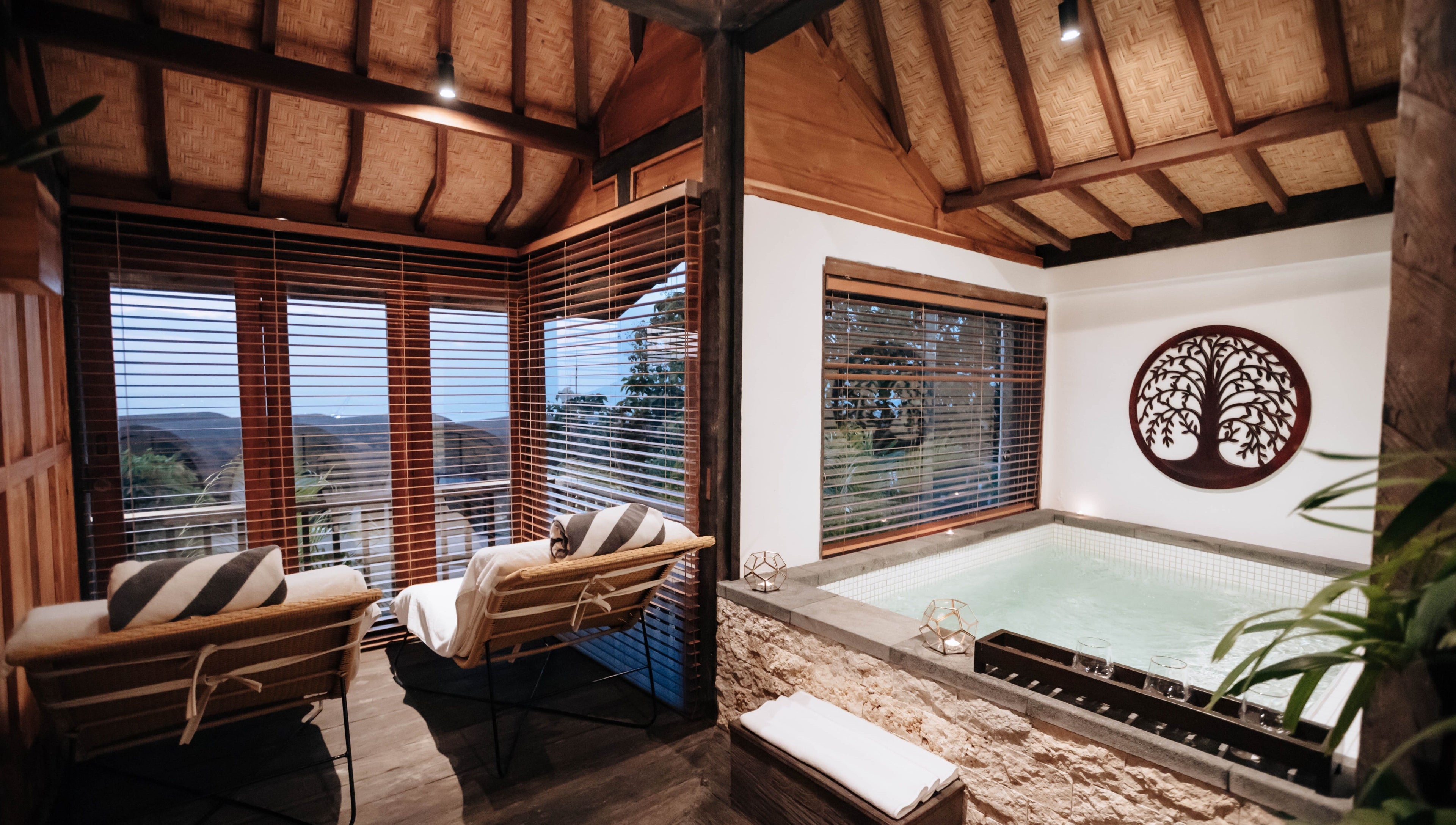 Relaxing corner at Hidden Gem Spa Uluwatu, Bali, ID with spa tub and tranquil decor.