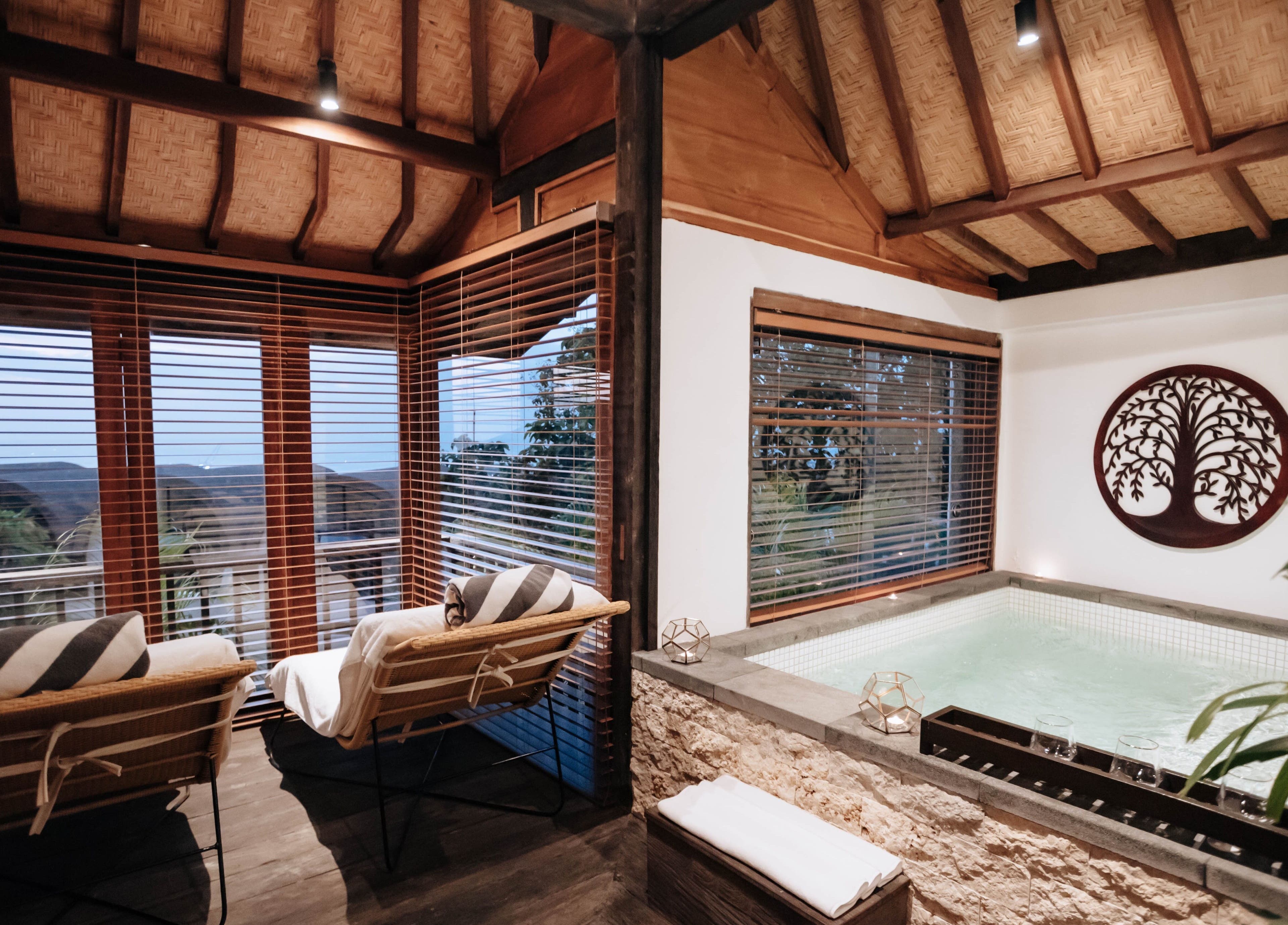 Relaxing corner at Hidden Gem Spa Uluwatu, Bali, ID with spa tub and tranquil decor.