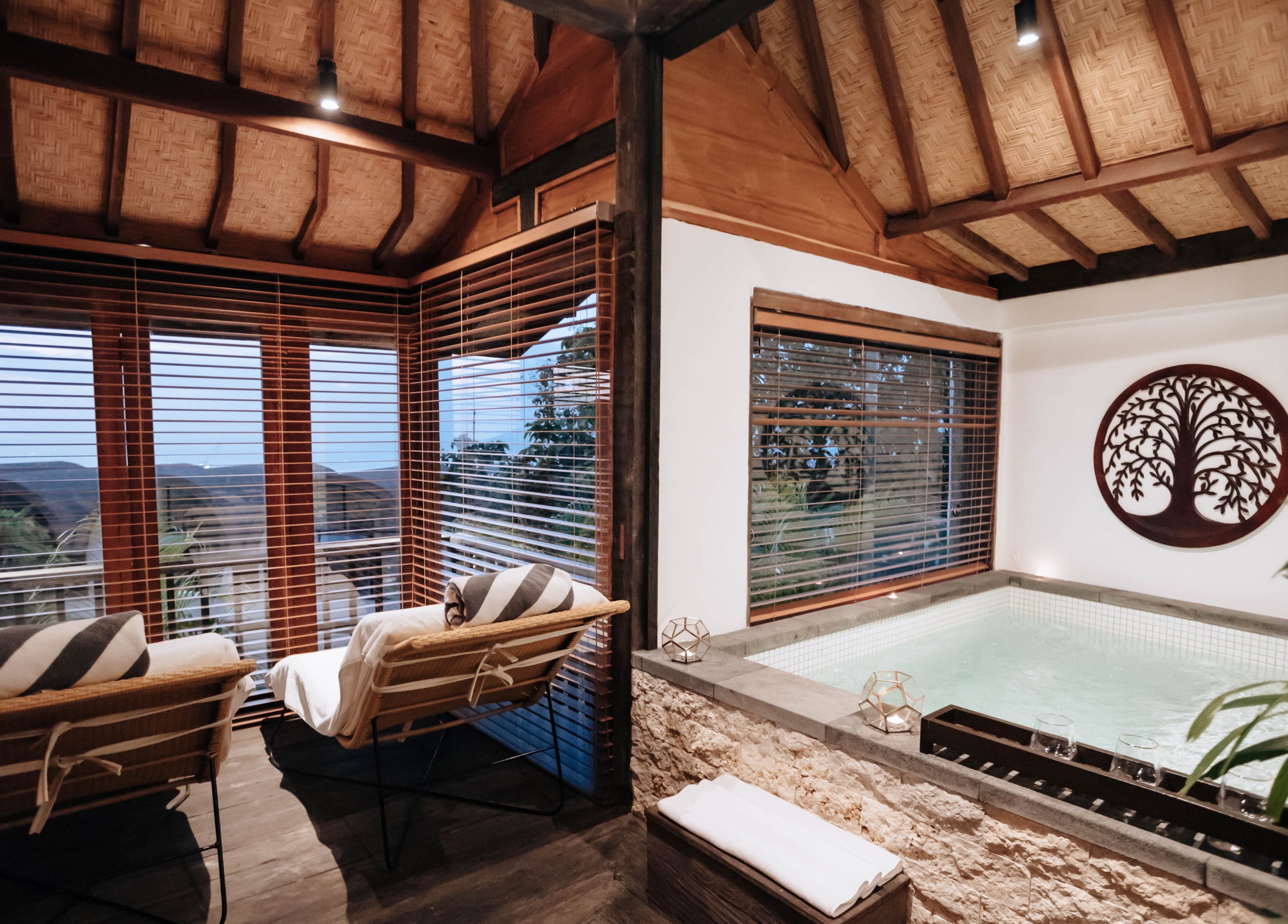 Relaxing corner at Hidden Gem Spa Uluwatu, Bali, ID with spa tub and tranquil decor.