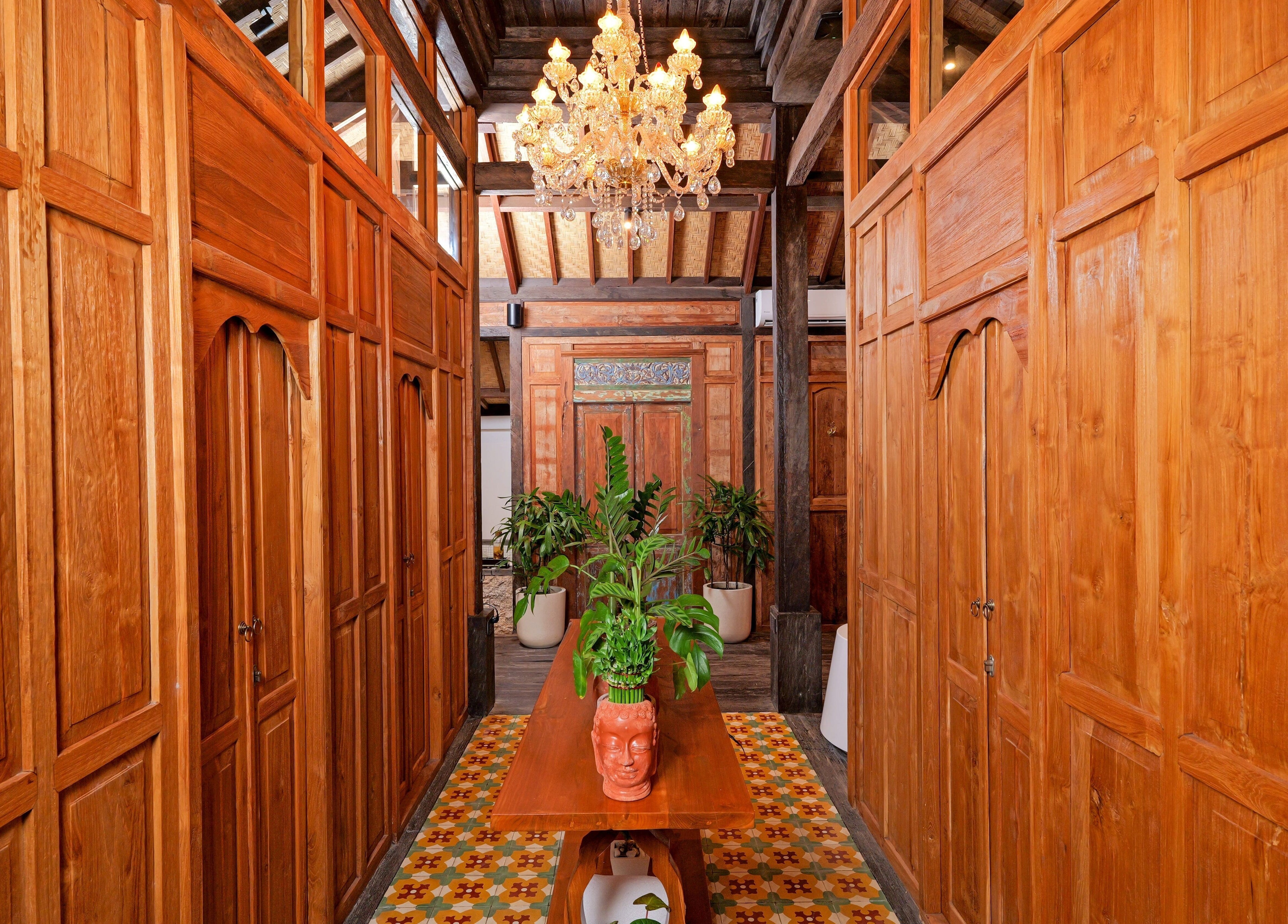 Elegant wooden interior hallway with chandelier at Hidden Gem Spa Uluwatu, Bali, Bali, ID.