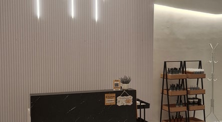 Elegant reception at Mekar Anggun Salon, Kuantan, Pahang, MY featuring modern decor and product displays.