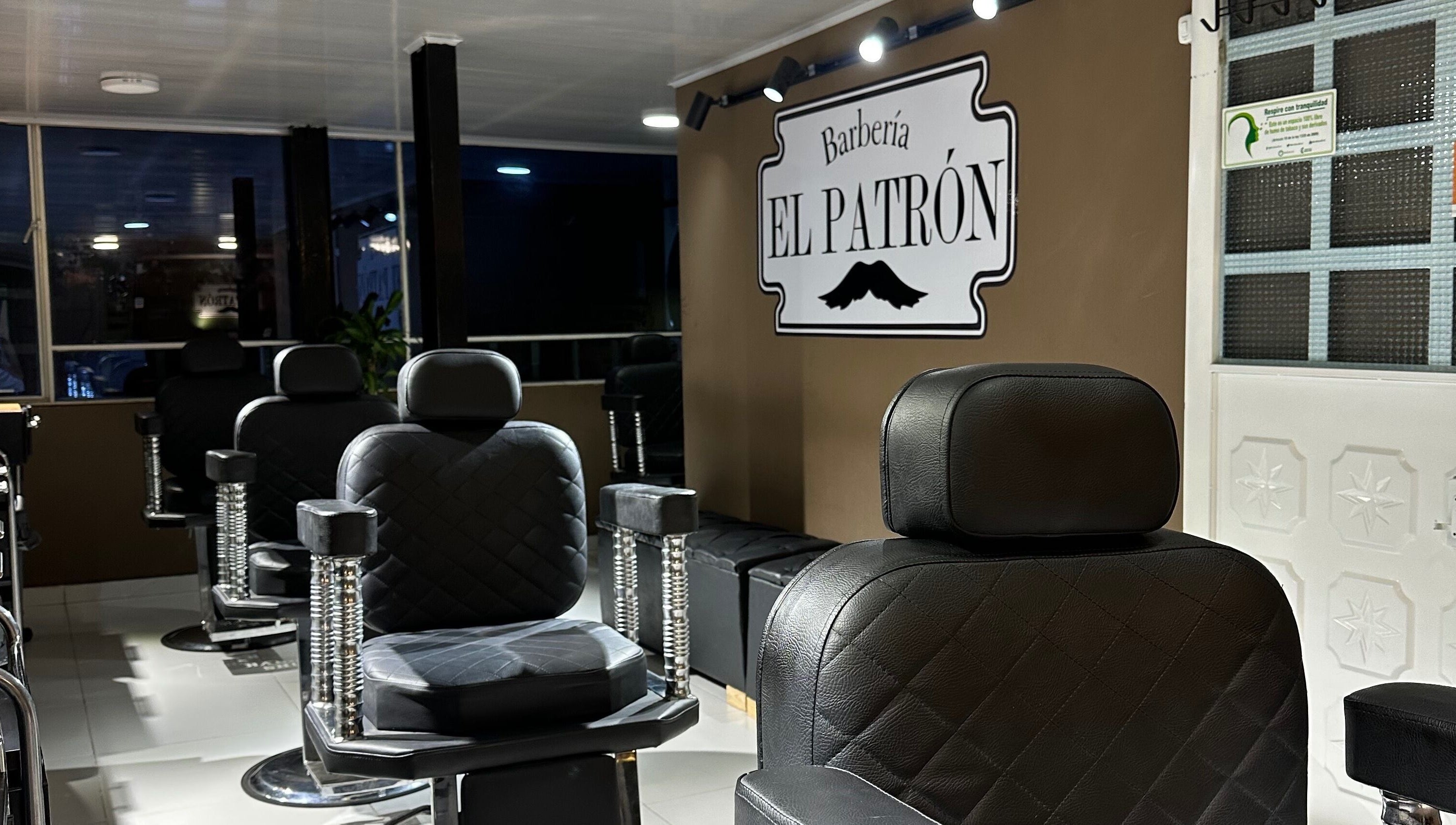 Interior moderno de EL PATRÓN barbería en Soacha, Cundinamarca, CO, destacando sillones barbería.