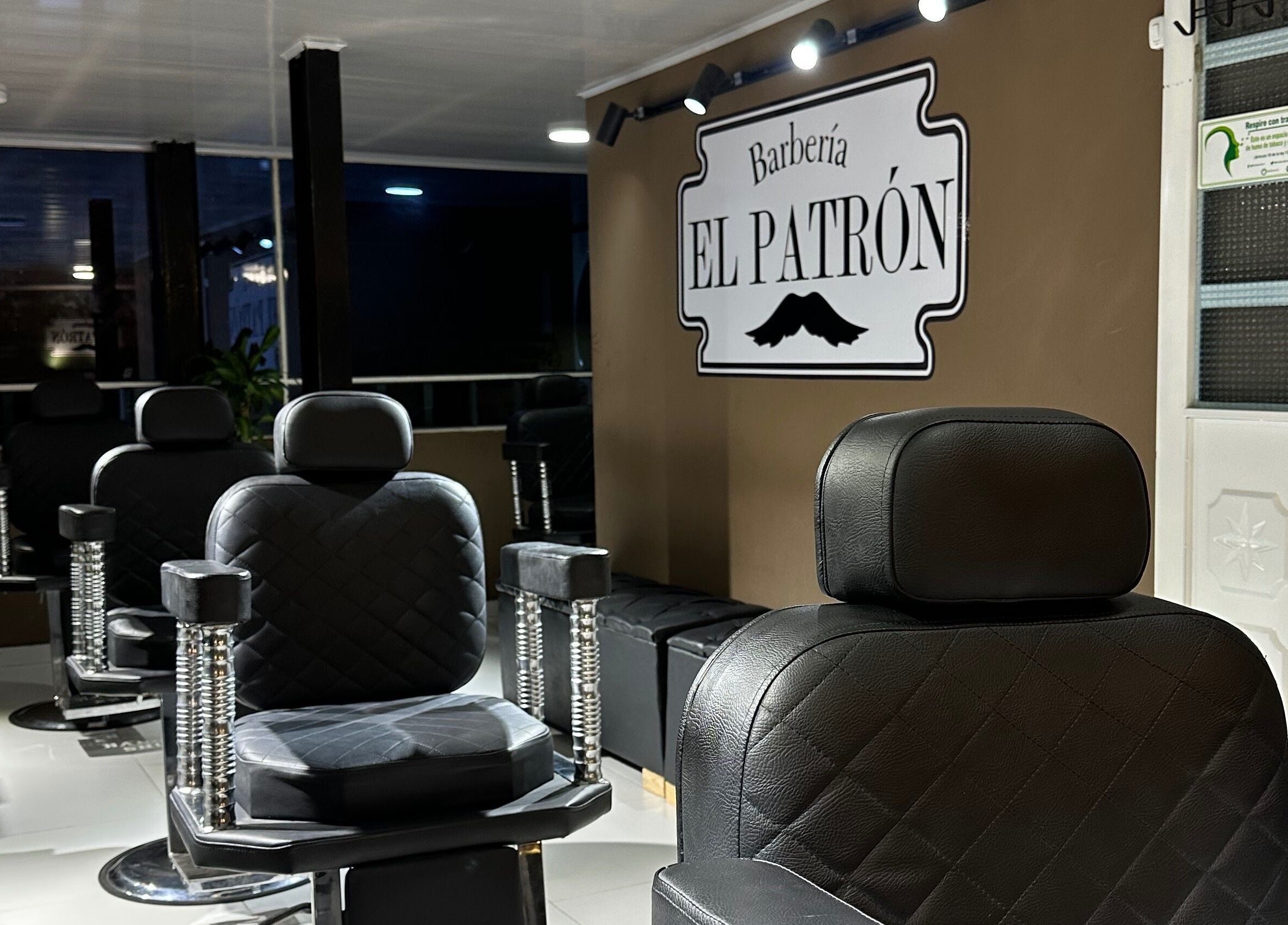 Interior moderno de EL PATRÓN barbería en Soacha, Cundinamarca, CO, destacando sillones barbería.