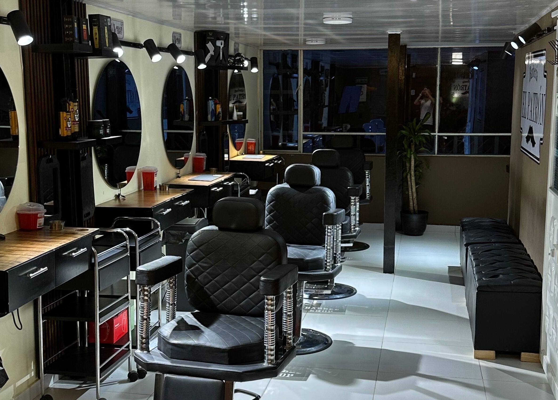 Interior moderno y elegante de EL PATRÓN barbería en Soacha, Cundinamarca, CO, con sillas de barbero cómodas.