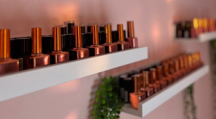 Polica s lakovima u Šmi nails, Gornja Lomnica, Zagrebačka Županija, HR, pruža elegantan izbor boja.
