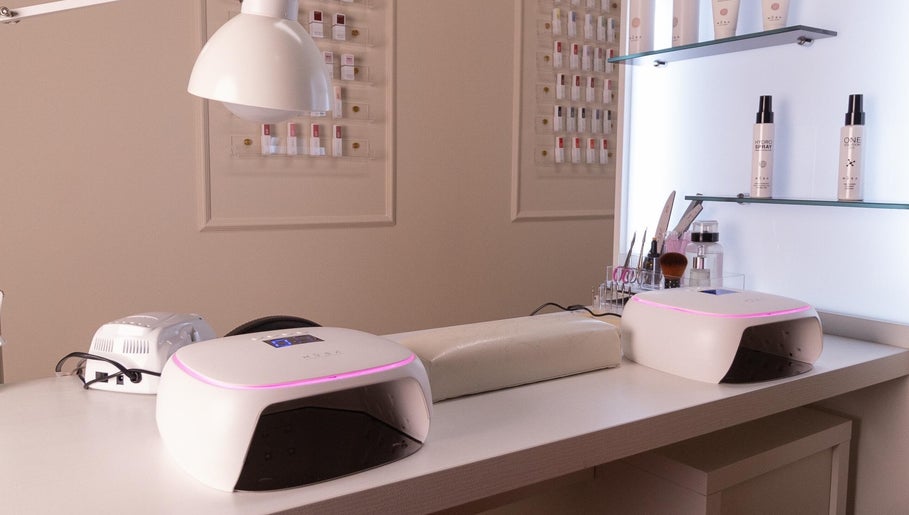 Area manicure elegante presso Kokoro Beauty, Reggio Emilia, Emilia-romagna, IT con strumenti e lampade UV.
