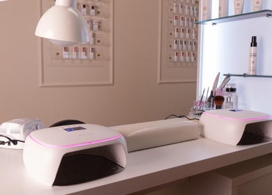 Area manicure elegante presso Kokoro Beauty, Reggio Emilia, Emilia-romagna, IT con strumenti e lampade UV.