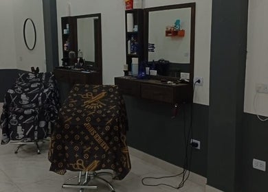 Elegante barbershop en La chispa barber, Cañuelas, Provincia De Buenos Aires, AR. Asientos y espejos modernos.