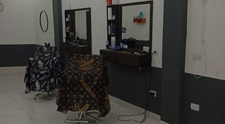 Elegante barbershop en La chispa barber, Cañuelas, Provincia De Buenos Aires, AR. Asientos y espejos modernos.