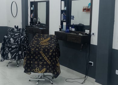 Interior moderno de La chispa barber en Cañuelas, Provincia De Buenos Aires, AR, mostrando sillas de peluquería.