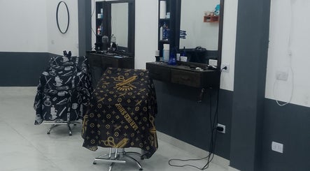 Interior moderno de La chispa barber en Cañuelas, Provincia De Buenos Aires, AR, mostrando sillas de peluquería.