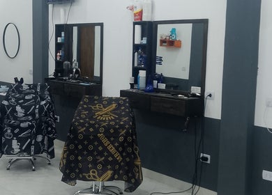 Interior elegante de La chispa barber en Cañuelas, Provincia De Buenos Aires, AR, mostrando estaciones de corte.