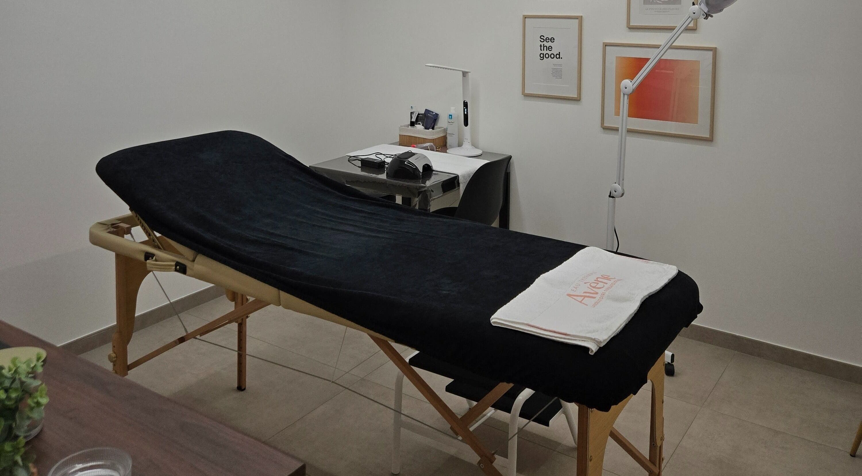 Salle de massage relaxante à Parapharmacie Bien-Être et Santé, Jougne, Bourgogne-franche-comté, FR.