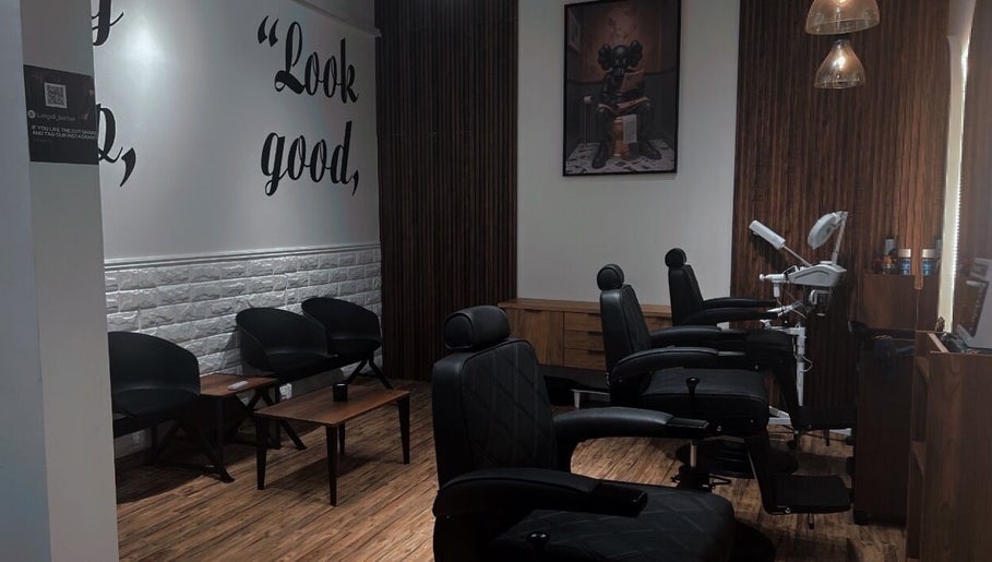 Modern interior of Lasgidi BarberShop in مسقط, Muscat Governorate, OM with chic chairs and stylish decor.