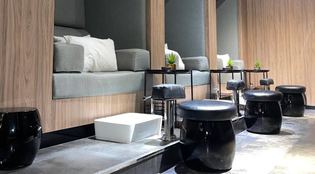 Chic seating area at Beauty Box Nail Spa & Salon in Dhahran, SA offering comfort and style.