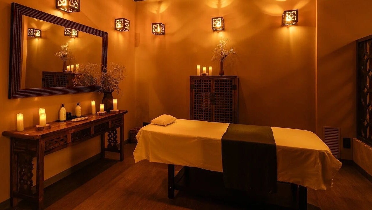 Sala de masajes acogedora en Slow Bali Spa Barcelona, ubicada en Barcelona, Catalunya, ES.