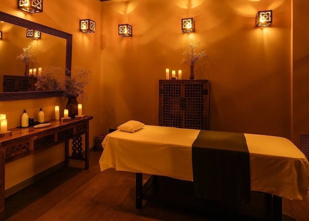 Sala de masajes acogedora en Slow Bali Spa Barcelona, ubicada en Barcelona, Catalunya, ES.