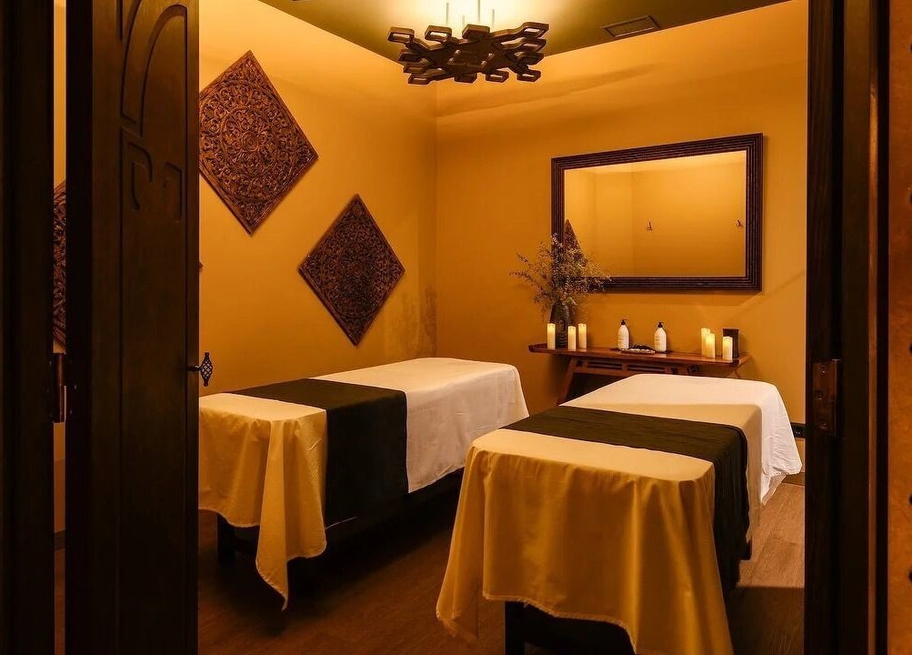 Sala de masajes en Slow Bali Spa Barcelona, con decoración cálida, ubicada en Barcelona, Catalunya, ES.