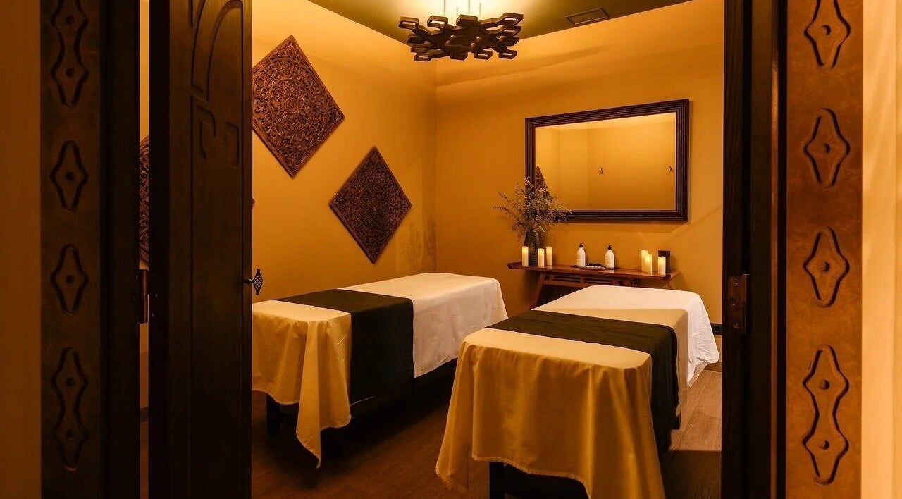 Sala de masajes en Slow Bali Spa Barcelona, con decoración cálida, ubicada en Barcelona, Catalunya, ES.