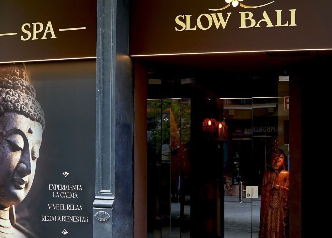 Entrada de Slow Bali Spa Barcelona con estatua de Buda en Barcelona, Catalunya, ES.