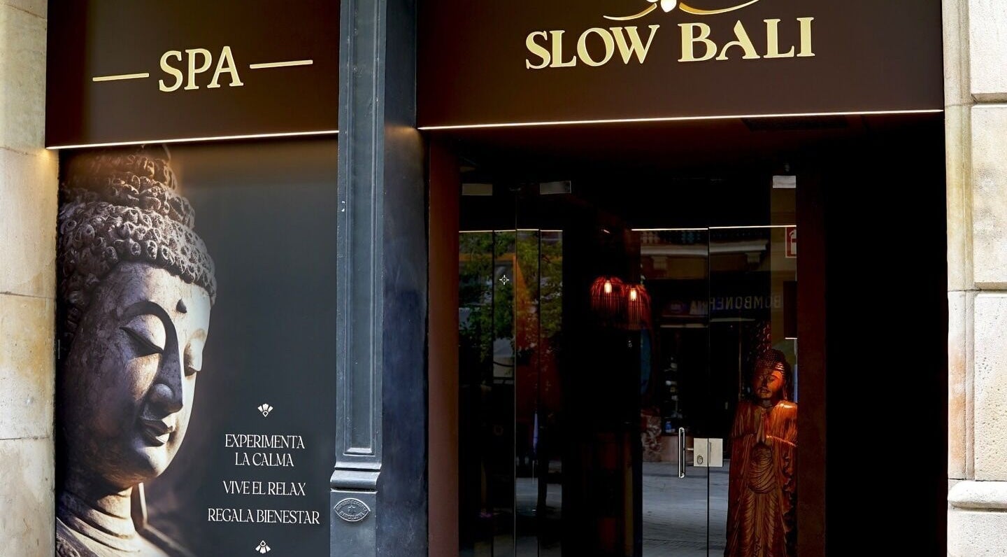 Entrada de Slow Bali Spa Barcelona con estatua de Buda en Barcelona, Catalunya, ES.