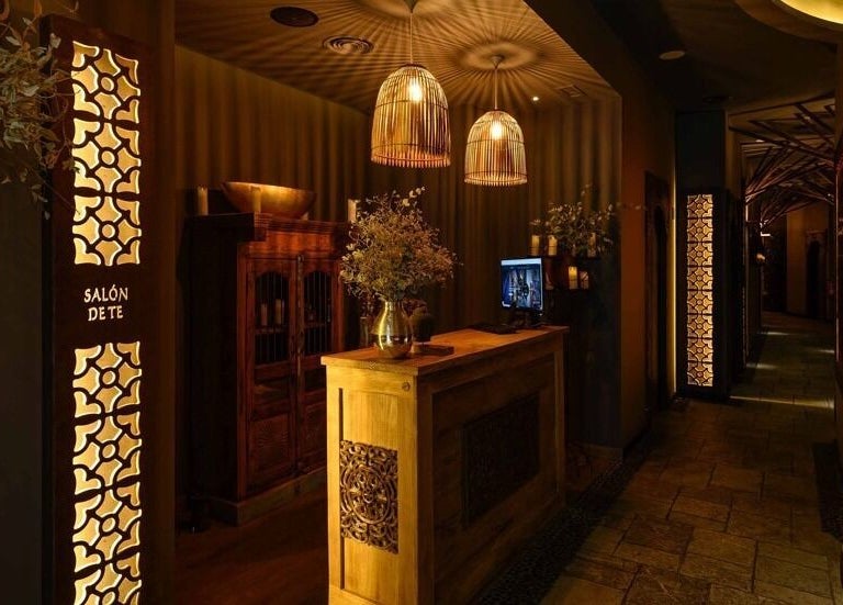 Recepción acogedora en Slow Bali Spa Barcelona, iluminada y elegante en Barcelona, Catalunya, ES.